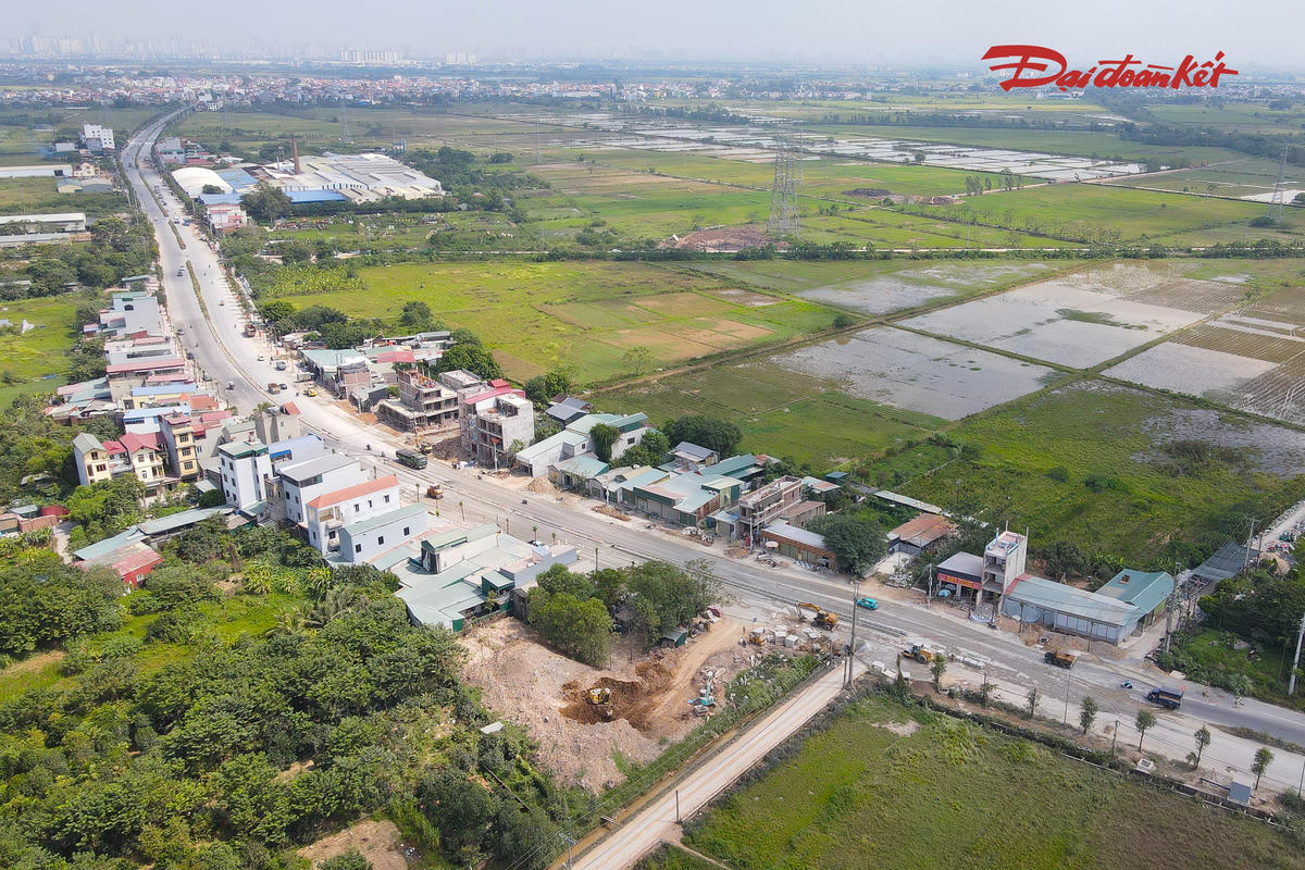 Để tháo gỡ, chính quyền địa phương đã tăng cường tuyên truyền, vận động, đối thoại với người dân, đồng thời rà soát hồ sơ và xây dựng phương án giải phóng mặt bằng. Nhiều hộ dân đồng thuận, chủ động tháo dỡ công trình, bàn giao mặt bằng để dự án tiếp tục triển khai.