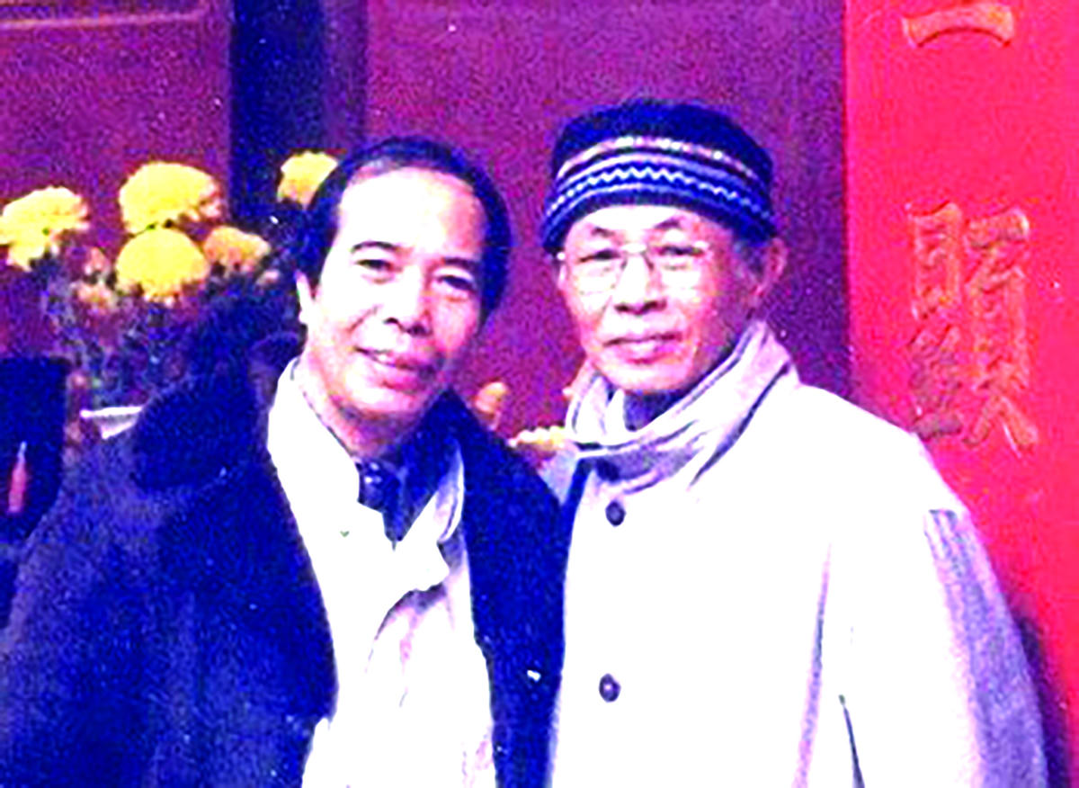 Nhà văn Triệu Bôn (phải) và nhà văn Phạm Quang Đẩu.