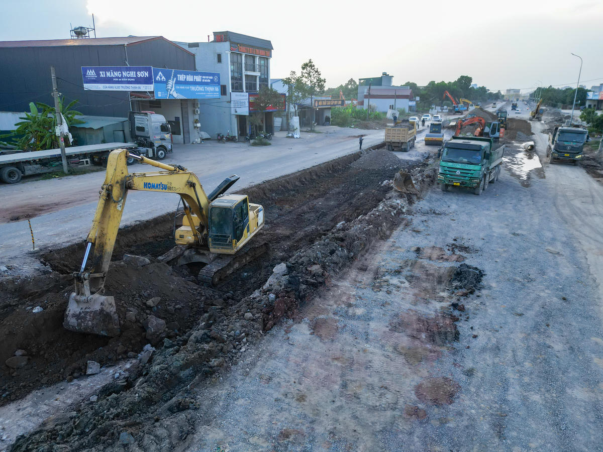 Theo ông Thành,&nbsp;đối với&nbsp;đoạn tuyến từ Km2+351 - Km7+852 dài 5,5km, do tiến độ bị chậm&nbsp;nên Sở Xây dựng và Ban QLDA đã điều chuyển nội bộ một số phần việc cho các nhà thầu khác trong liên danh. Ảnh: Đình Minh