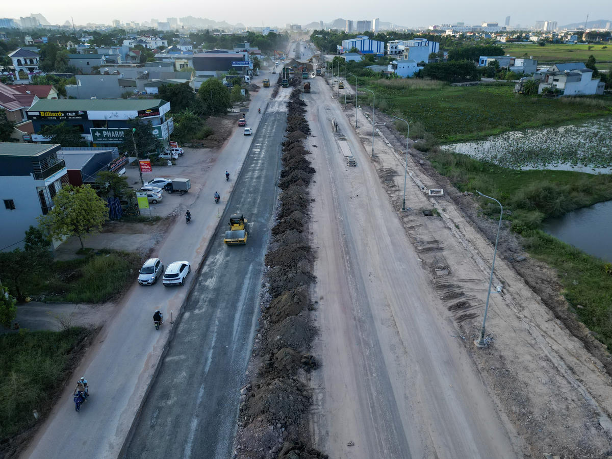 Tháng 9/2025, đoạn tuyến dài hơn 9,3km&nbsp;bắt đầu được khởi công&nbsp;với quy mô mặt đường rộng 24m, dải phân cách giữa 5m, vỉa hè hai bên rộng 15... Ảnh: Đình Minh