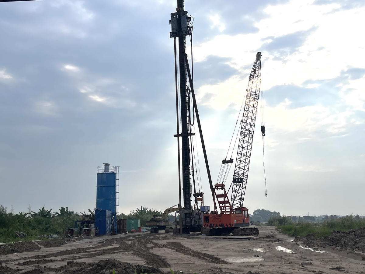 Các máy móc công nhân đang thực hiện san lấp nền đường ở gần Vành đai 3 TPHCM. Ảnh: Đ.Xá.