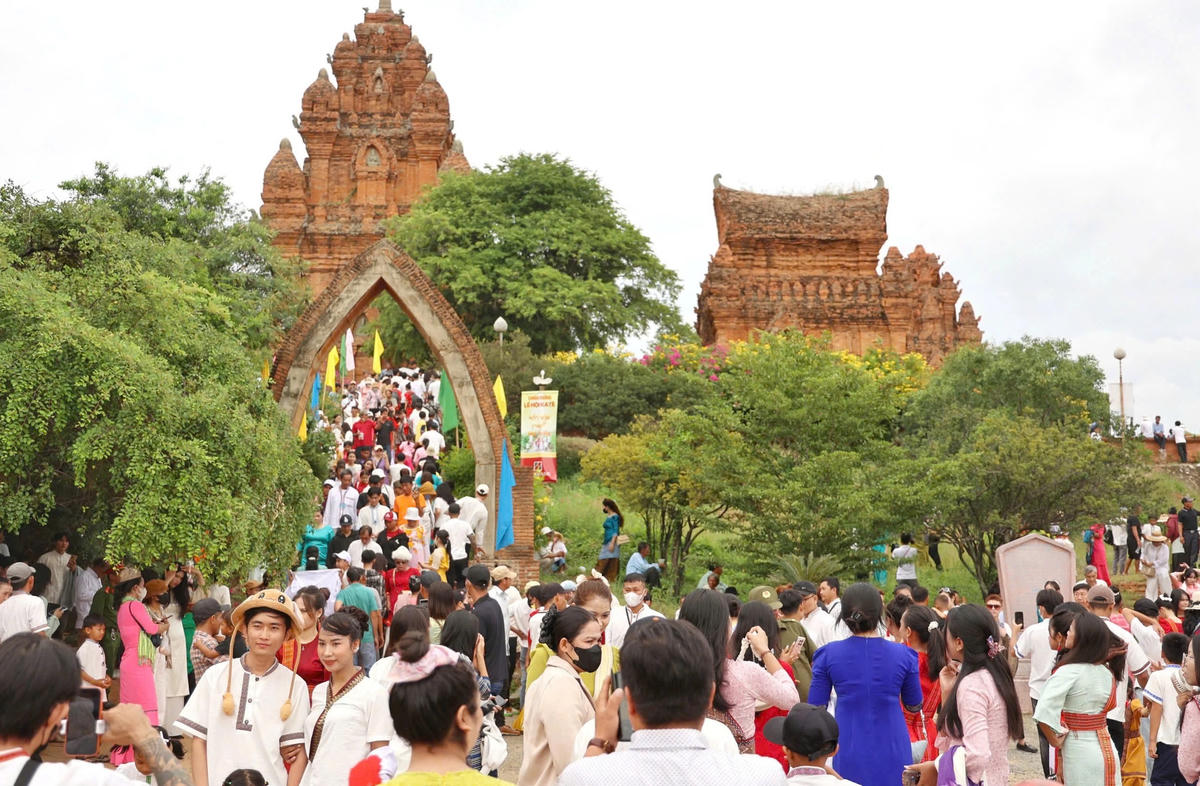 Hàng nghìn người dân có mặt tại tháp Pô Klong Garai (Đô Vinh, Khánh Hòa) để đón Lễ Katê năm 2025