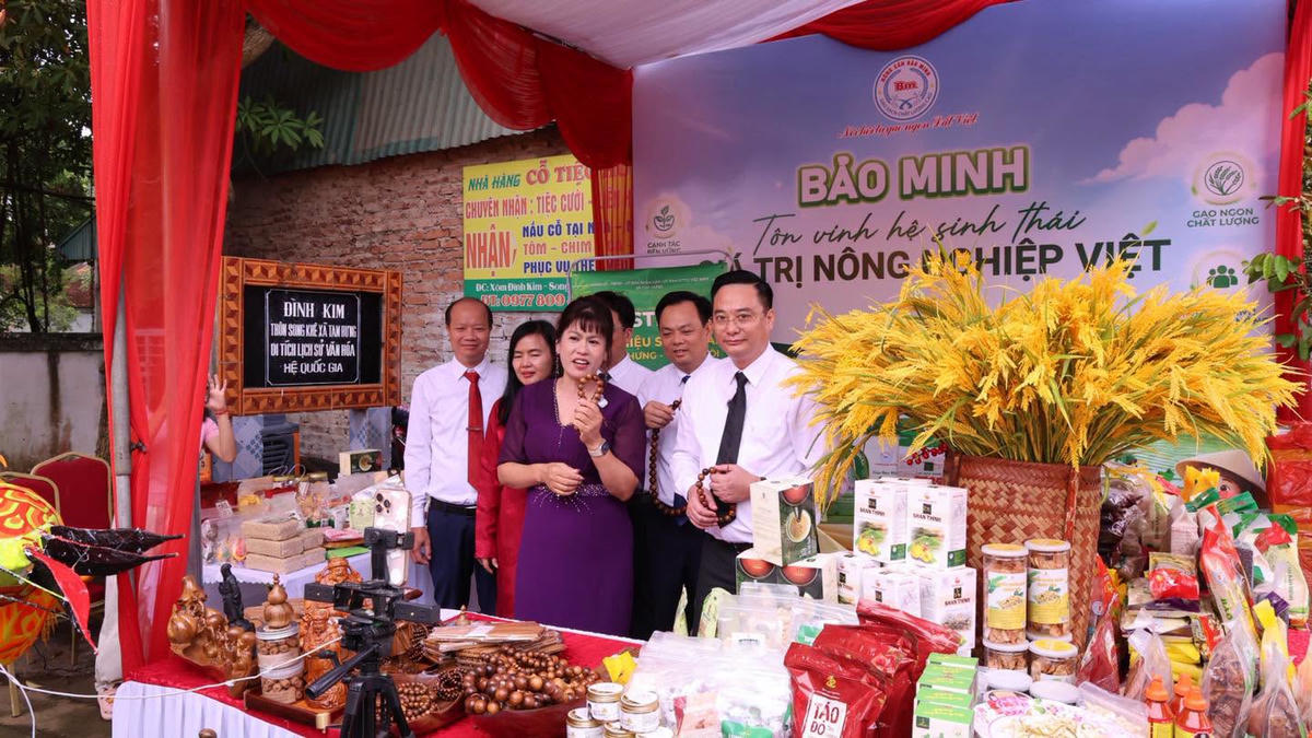 Không chỉ đơn thuần giới thiệu sản phẩm, lãnh đạo xã Tam Hưng trực tiếp chia sẻ câu chuyện về nghề truyền thống, nguồn gốc sản phẩm và những giá trị được tạo dựng từ lao động của người dân địa phương. 
