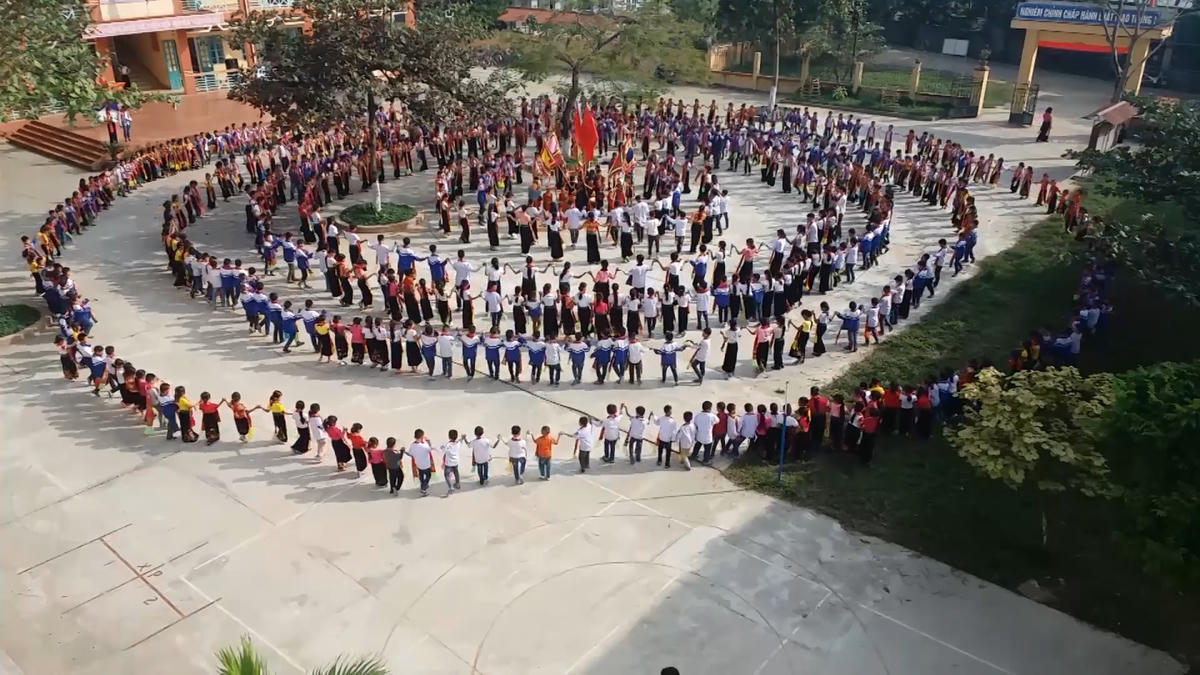 Xòe được đưa vào trường học để dạy