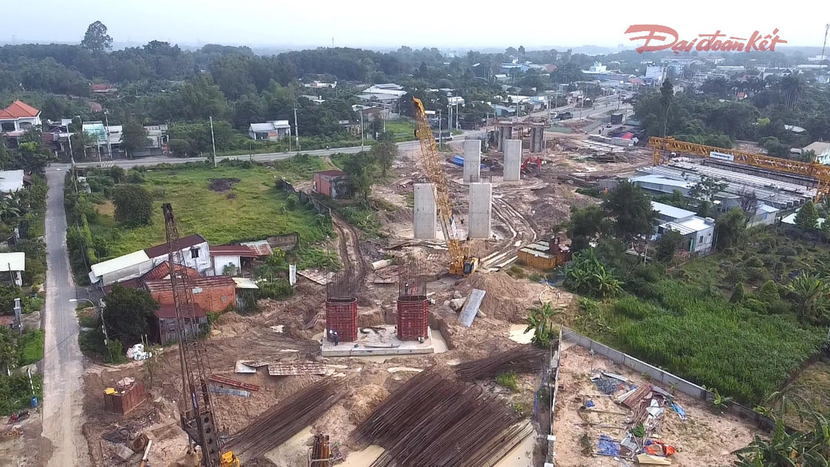 Khu vực tuyến cao tốc TPHCM-Mộc Bài giao với đường tỉnh lộ 8 (xã Củ Chi, TPHCM) đang xây dựng trụ cầu vượt. Ảnh: Đ.Xá.