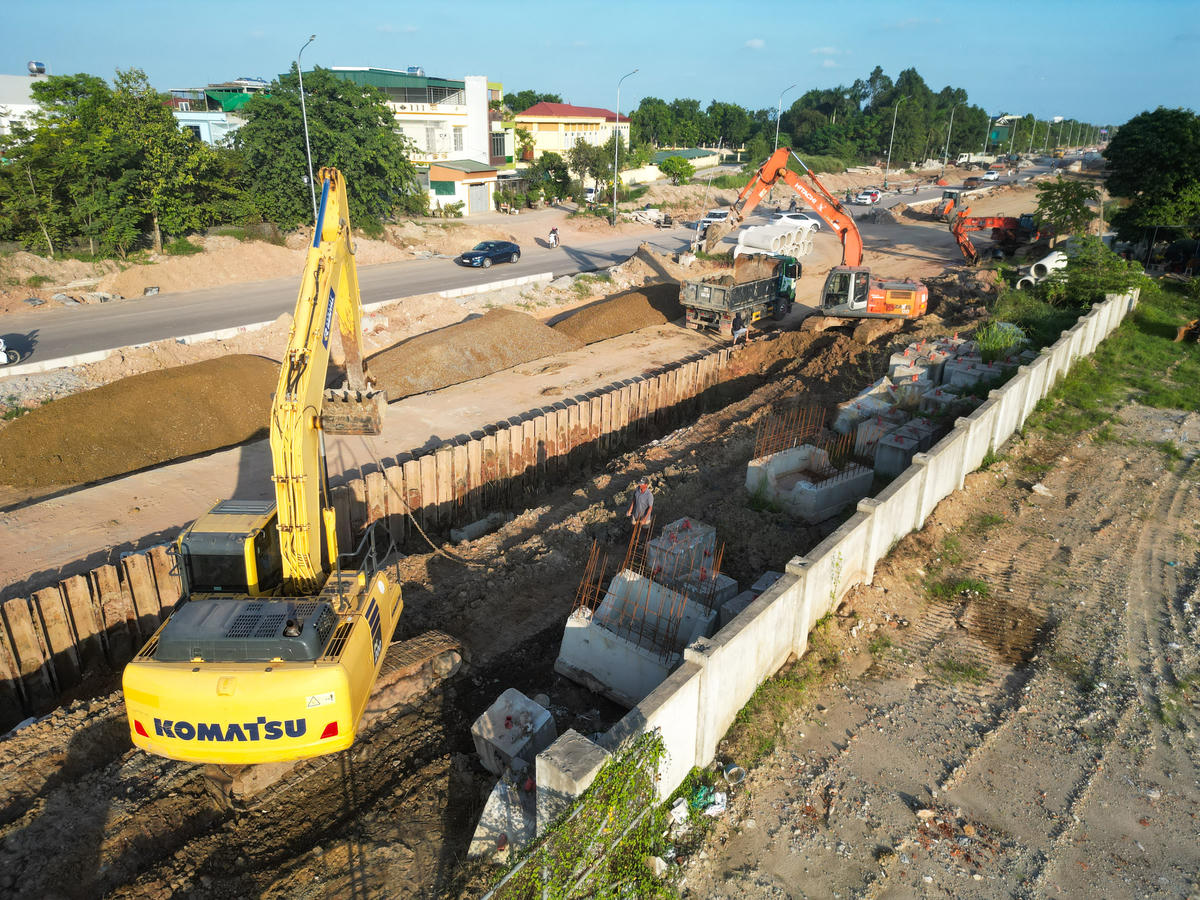 Cụ thể, sau khi điều chuyển, đoạn từ Km2+351 - Km3+080 dài 0,73km đã được thi công gấp rút, thảm bê tông nhựa lớp 1 bên trái tuyến, hoàn thành đắp đất K98 bên phải và đang thi công hệ thống thoát nước. Đoạn Km6+00 - Km7+852 dài 1,852km đã hoàn thành cấp phối đá dăm. Đối với 3km đoạn tuyến còn lại, mặt đường bên phải đang được đắp đất K98, móng cấp phối đá dăm và mặt đường bê tông nhựa. Ảnh: Đình Minh