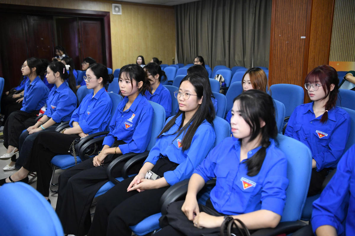 Đại biểu nghe giới thiệu các chuỗi hoạt động chào mừng ngày truyền thống Hội LHTN Việt Nam. Ảnh: PV