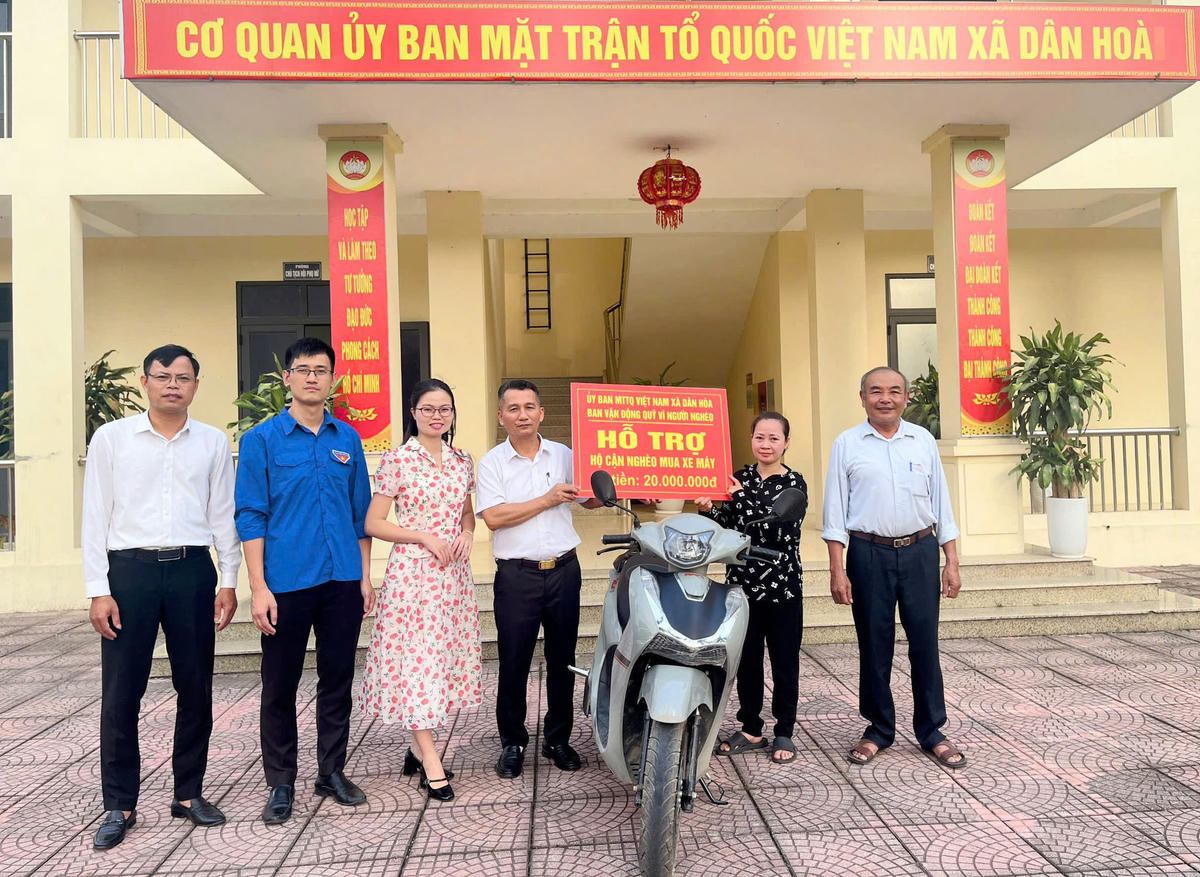 Lãnh đạo Ủy ban MTTQ Việt Nam xã Dân Hòa (Hà Nội) trao hỗ trợ cho gia đình bà Lương Thị Toán.