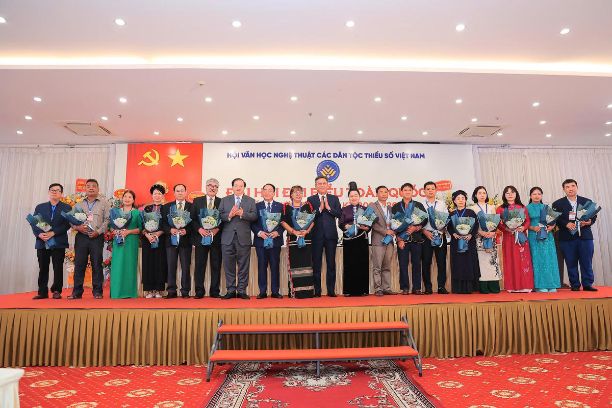 Phó Chủ tịch Ủy ban Trung ương MTTQ Việt Nam Trần Thắng tặng hoa chúc mừng Ban Chấp hành Hội Văn học nghệ thuật các dân tộc thiểu số Việt Nam khóa VII, nhiệm kỳ 2026 - 2031.