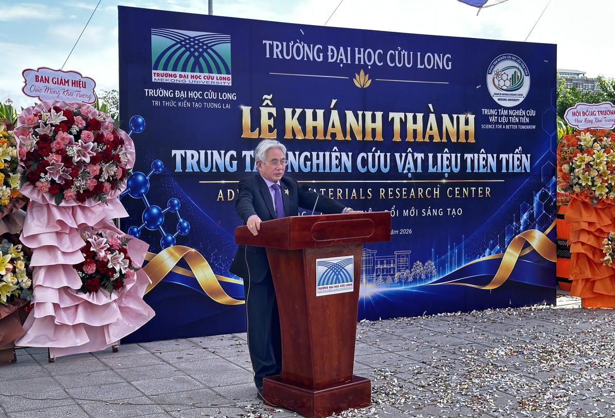 Nhà giáo Ưu tú, PGS.TS Lương Minh Cừ, Bí thư Đảng ủy, Hiệu trưởng Trường Đại học Cửu Long phát biểu tại lễ khánh thành. (Ảnh: Trung Ngãi).
