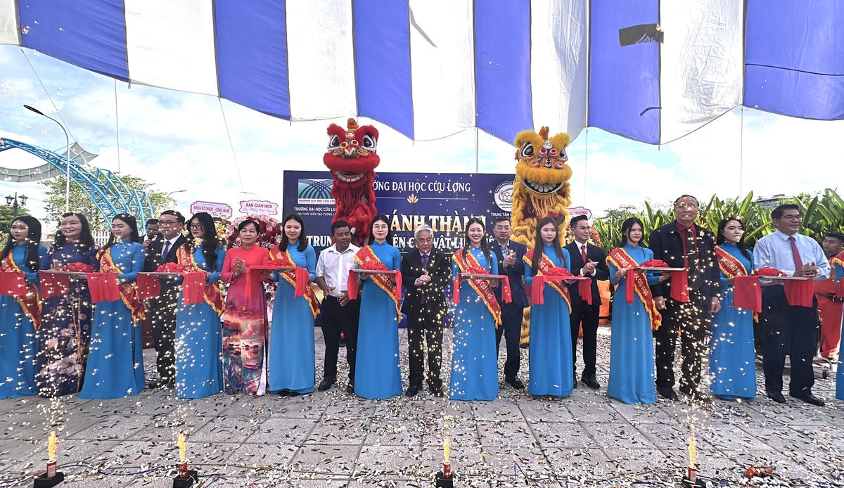Nghi thức Trung tâm Nghiên cứu vật liệu tiên tiến đầu tiên tại ĐBSCL. (Ảnh: Trung Ngãi).