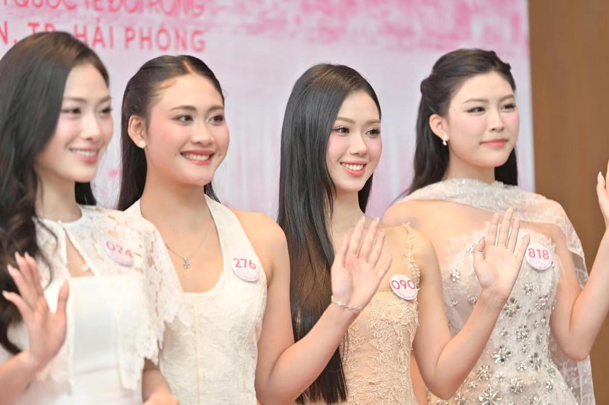 Dàn thí sinh khoe sắc bên lề sự kiện họp báo chung khảo Hoa hậu Việt Nam 2026. Ảnh: BTC. 
