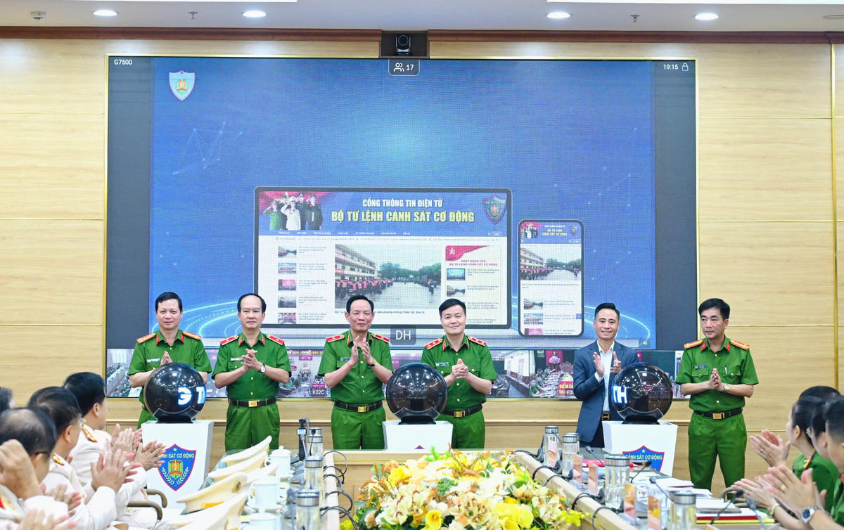 Lãnh đạo Bộ Tư lệnh Cảnh sát cơ động thực hiện nghi thức ra mắt Cổng Thông tin điện tử.