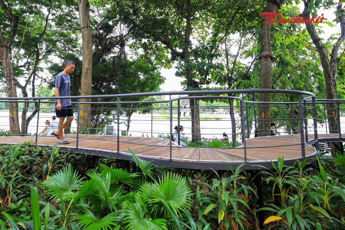 Theo ghi nhận của PV Báo Đại đoàn kết, một số đoạn cầu đã cơ bản thành hình, trong khi công nhân tiếp tục hoàn thiện mặt cầu, hệ thống chiếu sáng và các hạng mục trang trí. Hình dáng uốn lượn của tuyến đi bộ đã dần hiện rõ giữa khu vực cây xanh ven Hồ Gươm.