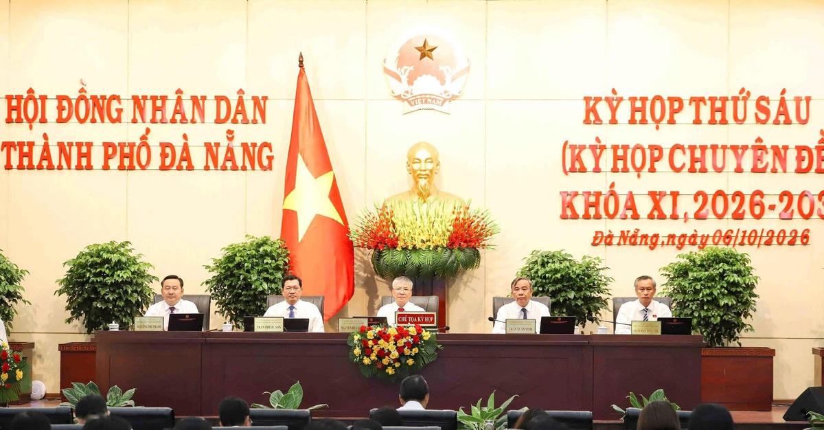Các lãnh đạo TP Đà Nẵng chủ trì kỳ họp thứ 6, HĐND thành phố khóa XI. Ảnh: NH.