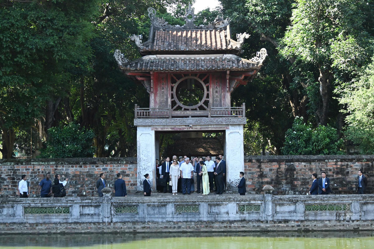 Tổng thống Panama cùng Phu nhân tại Khuê Văn Các. Ảnh: Mạnh Quân