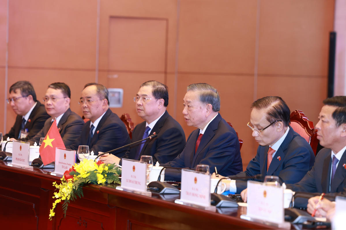 Tổng Bí thư, Chủ tịch nước Tô Lâm và thành viên đoàn Việt Nam tại cuộc hội đàm với Tổng thống Cộng hòa Panama José Raúl Mulino. Ảnh: Hải Nguyễn