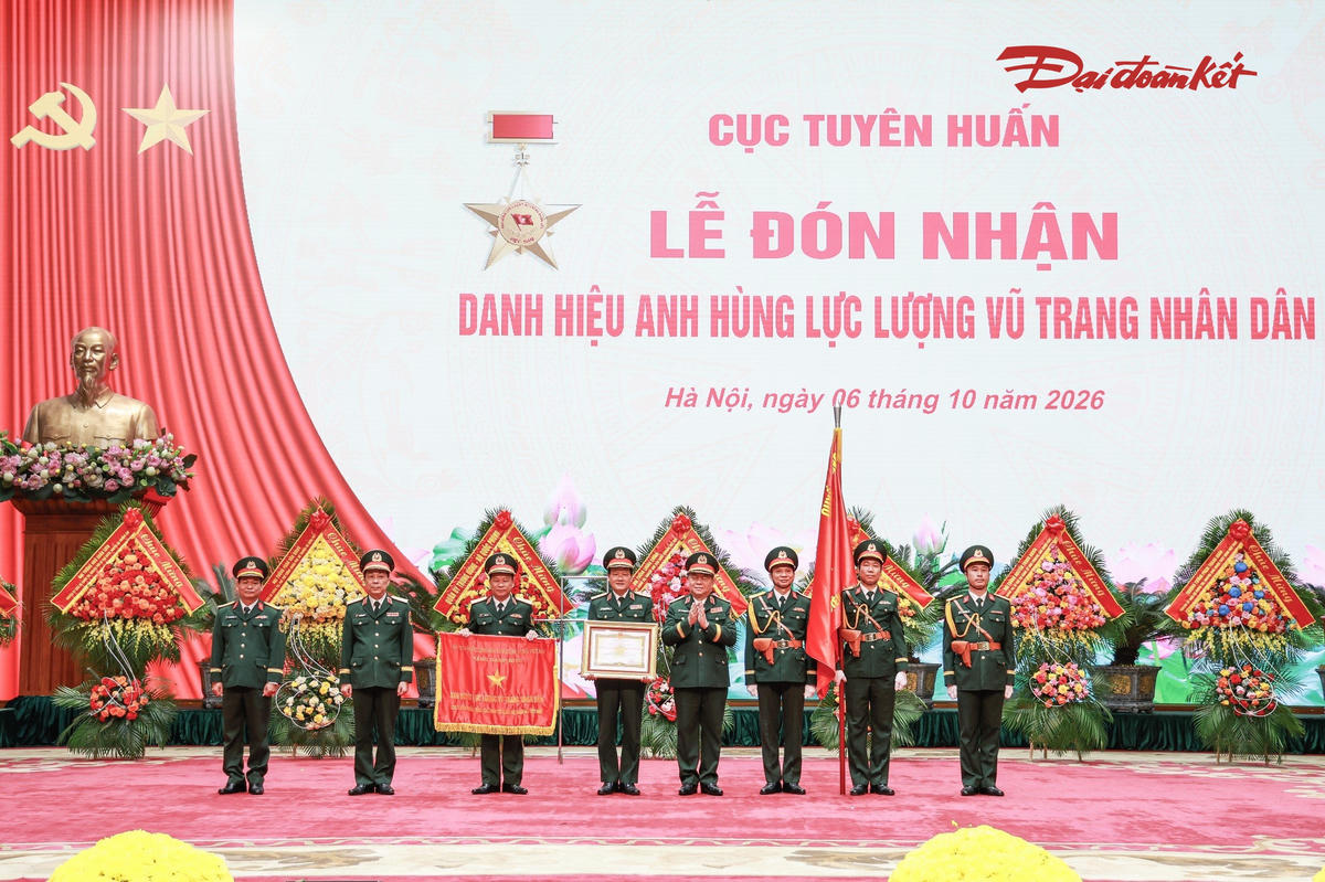 Thừa ủy quyền của Chủ tịch nước, Đại tướng Nguyễn Trọng Nghĩa trao danh hiệu Anh hùng Lực lượng vũ trang nhân dân tặng Cục Tuyên huấn.
 Ảnh: Quang Vinh