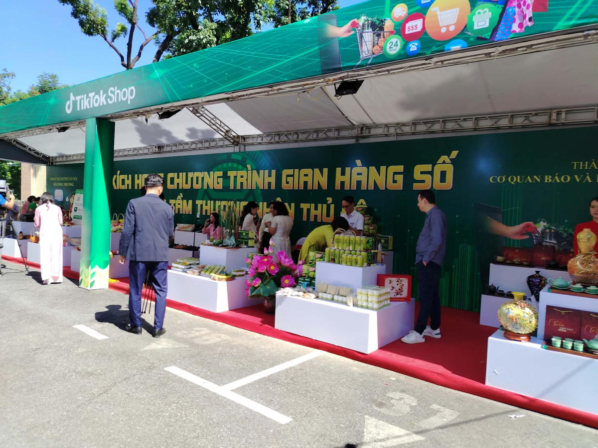 Các gian hàng giới thiệu sản phẩm OCOP. Ảnh: H.H.