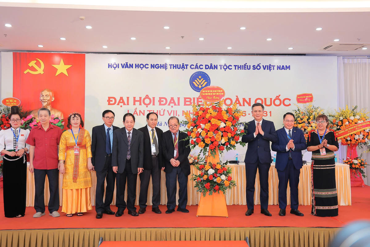 Phó Chủ tịch Ủy ban Trung ương MTTQ Việt Nam Trần Thắng tặng hoa chúc mừng Đại hội.