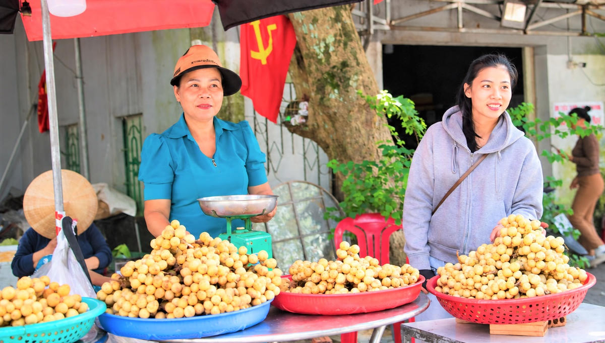 Người dân bán trái bòn bon dọc bên đường ở xã Sơn Cẩm Hà. Ảnh: TT.