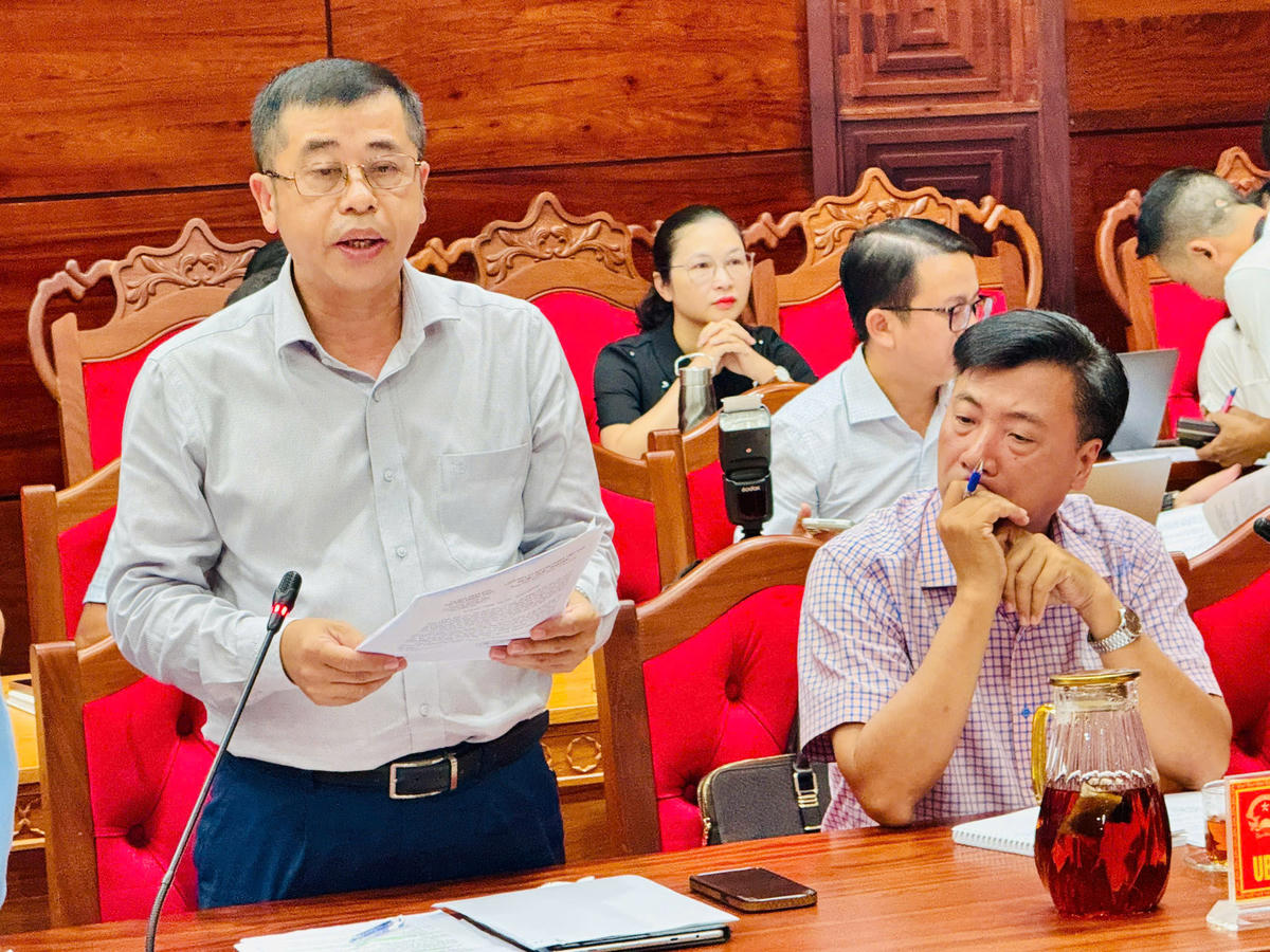 Ông Nguyễn Hữu Luật, Phó Chủ tịch UBND phường Thành Nhất, thông tin về quá trình xác minh đơn tố cáo. Ảnh: Thanh Nga.