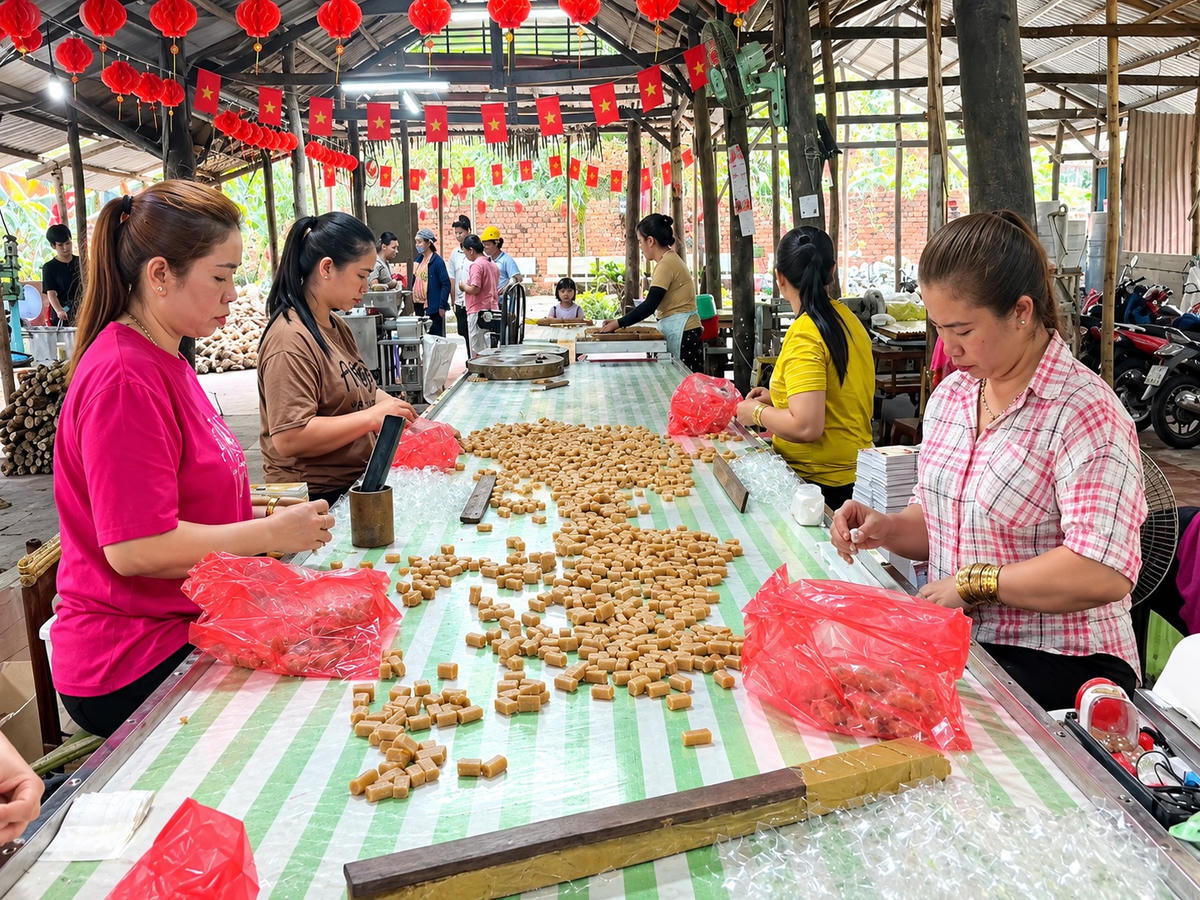 Một cơ sở sản xuất bánh kẹo ở Đồng Tháp tổ chức đón khách tham quan, trải nghiệm quy trình làm bánh kẹo và mua sản phẩm tại chỗ. (Ảnh: Trung Ngãi).