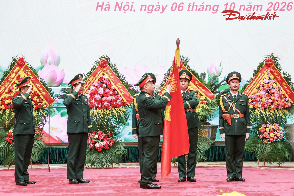 Thừa ủy quyền của Chủ tịch nước, Đại tướng Nguyễn Trọng Nghĩa trao danh hiệu Anh hùng Lực lượng vũ trang nhân dân tặng Cục Tuyên huấn.
 Ảnh: Quang Vinh