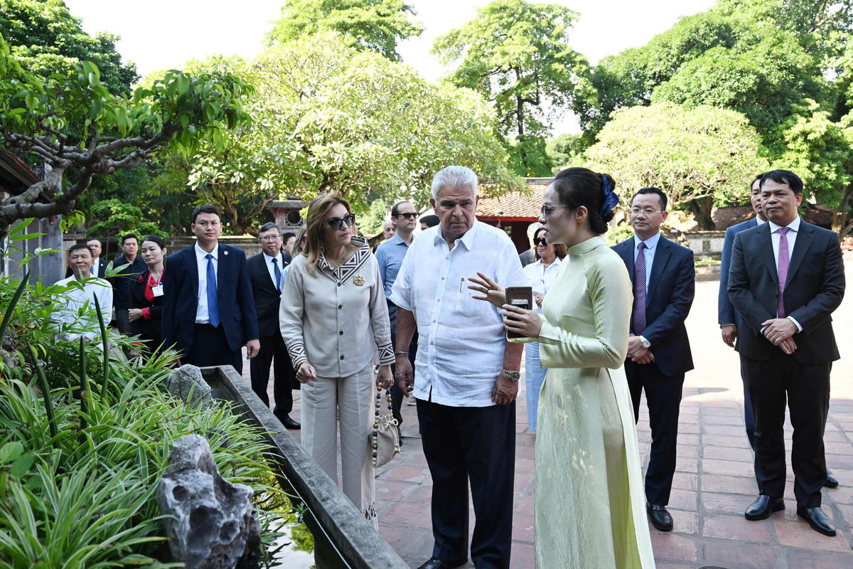 Tổng thống José Raúl Mulino và Phu nhân nghe giới thiệu về lịch sử hình thành, kiến trúc và những giá trị văn hóa được lưu giữ tại quần thể khu di tích Văn Miếu - Quốc Tử Giám. Ảnh: Mạnh Quân