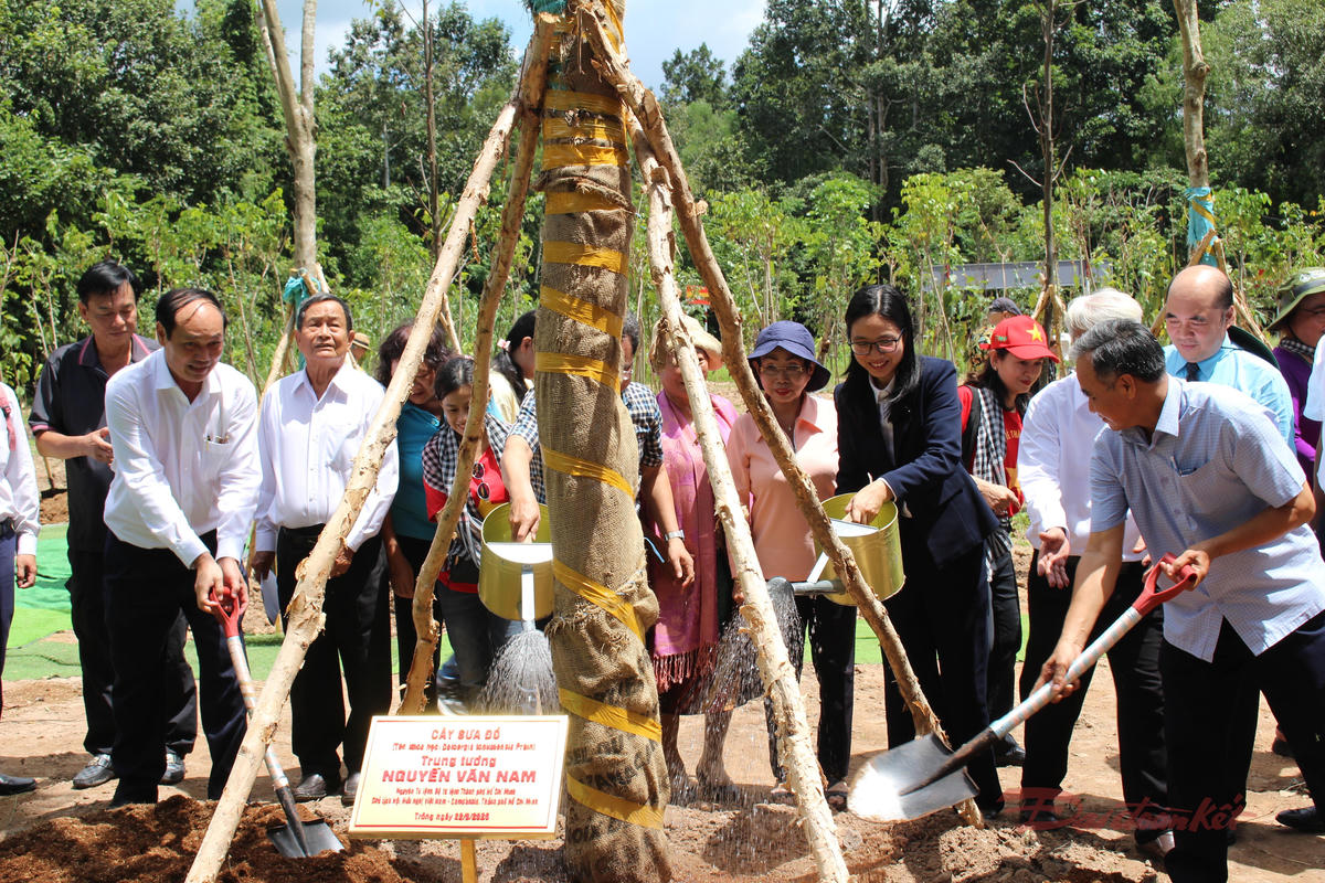 Bà Hà Thanh cùng các đại biểu tại Lễ trồng cây và khánh thành công trình “Vườn cây hữu nghị” tại Khu di tích lịch sử địa đạo Củ Chi ngày 22/8. Ảnh: T.Luân.