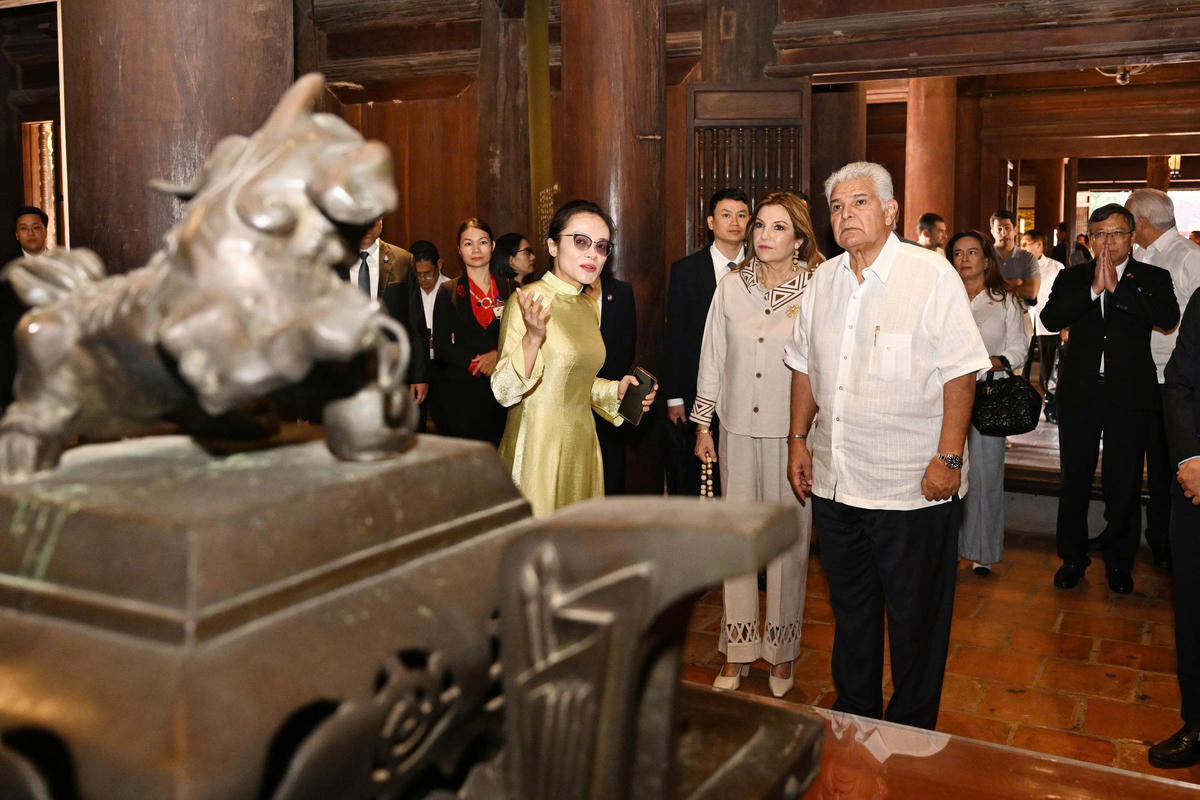 Tổng thống José Raúl Mulino và Phu nhân nghe giới thiệu về lịch sử hình thành, kiến trúc và những giá trị văn hóa được lưu giữ tại quần thể khu di tích Văn Miếu - Quốc Tử Giám. Ảnh: Mạnh Quân