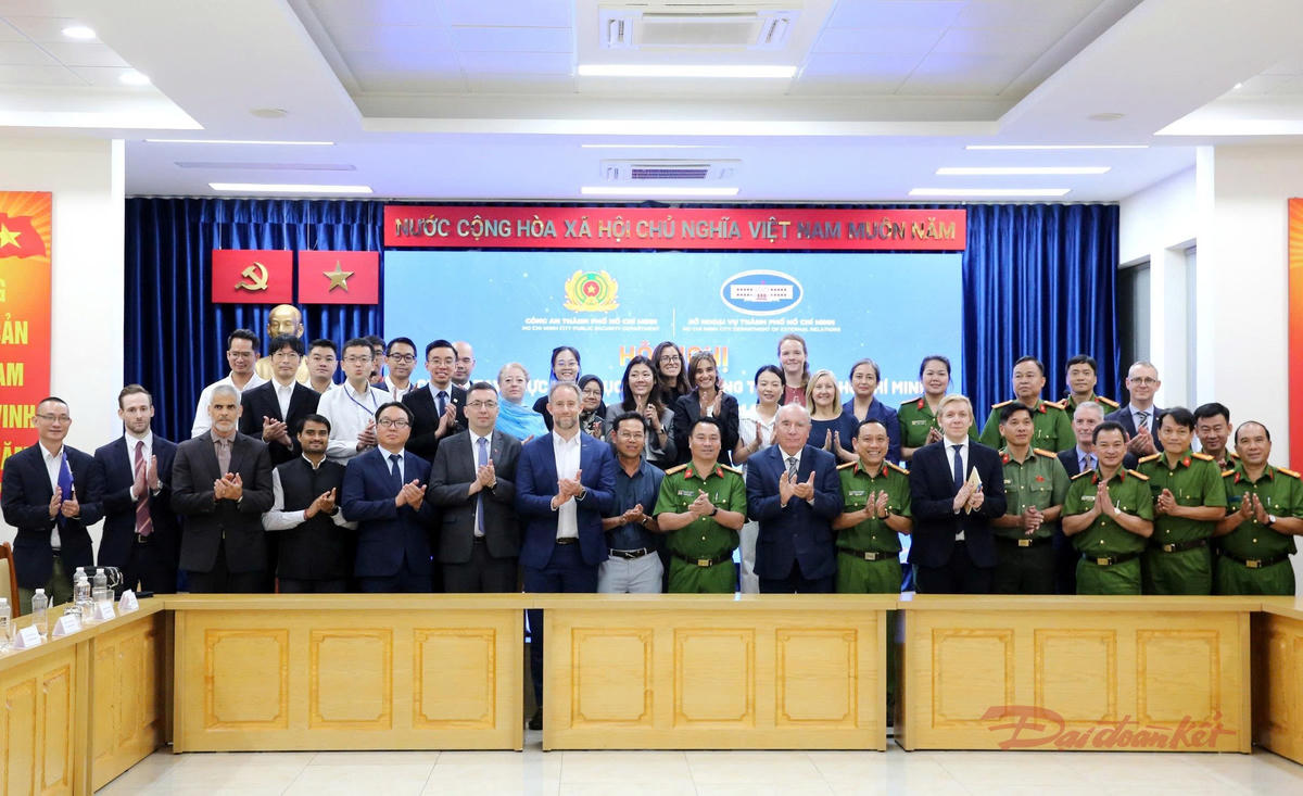 Các đại biểu dự hội nghị chụp ảnh lưu niệm. Ảnh: L.Phú.
