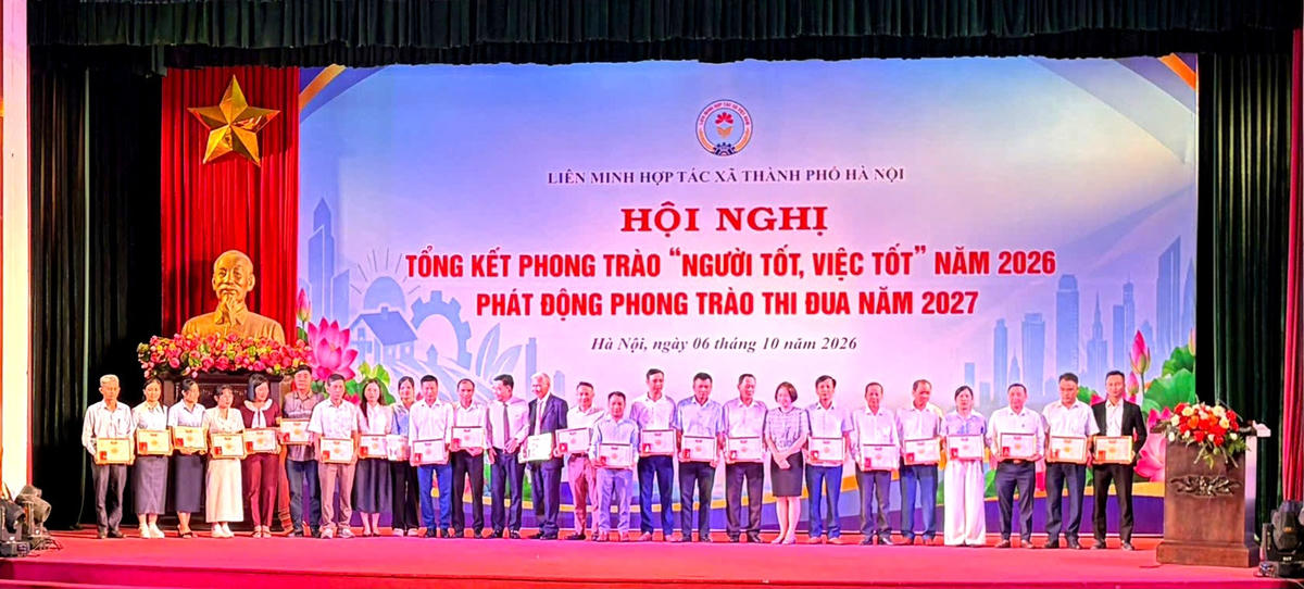 Các tập thể và cá nhân vinh dự nhận bằng khen và giấy khen của Liên minh HTX thành phố Hà Nội. Ảnh: Trung Nguyên