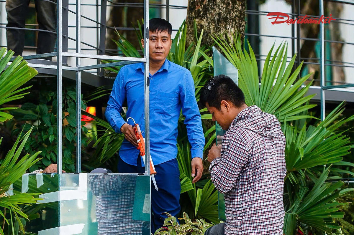 Công nhân đang tiến hành lắp gương.