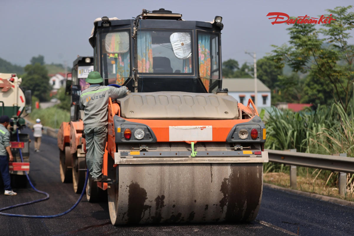 Các nhà thầu đang tăng cường tổ chức thi công, điều chỉnh kế hoạch phù hợp với thời tiết và điều kiện thực tế, hướng tới hoàn thành dự án mở rộng đoạn Yên Bái - Lào Cai trong năm 2026.