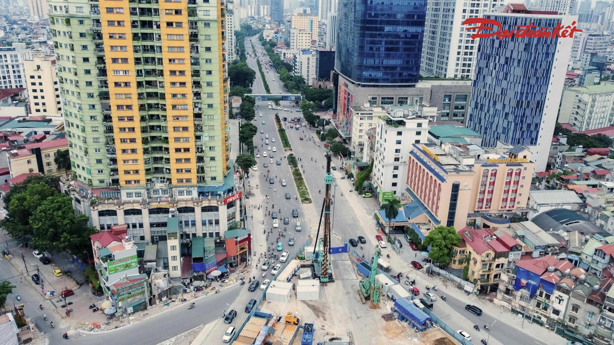 Cùng với phần kết cấu chính, tường chắn, đường đầu cầu, hệ thống chiếu sáng và các hạng mục phụ trợ cũng được triển khai song song.
