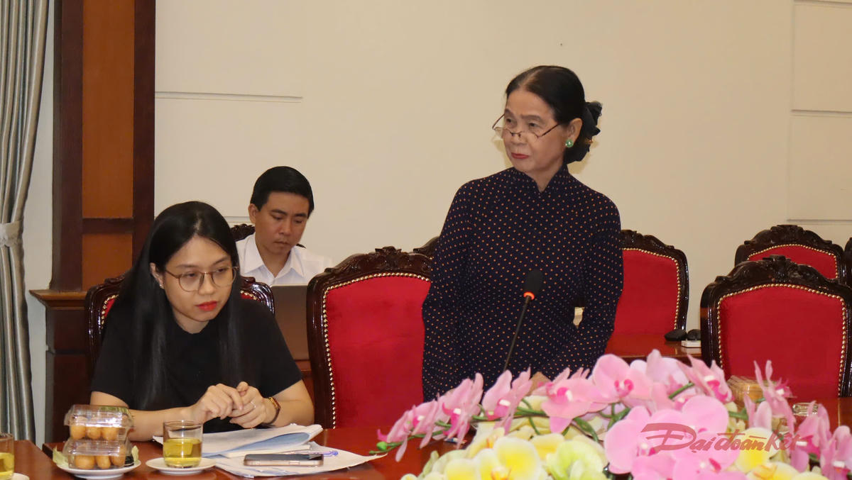 LS Trương Thị Hòa (Đoàn Luật sư TPHCM) góp ý tại hội nghị. Ảnh: H.Phúc.