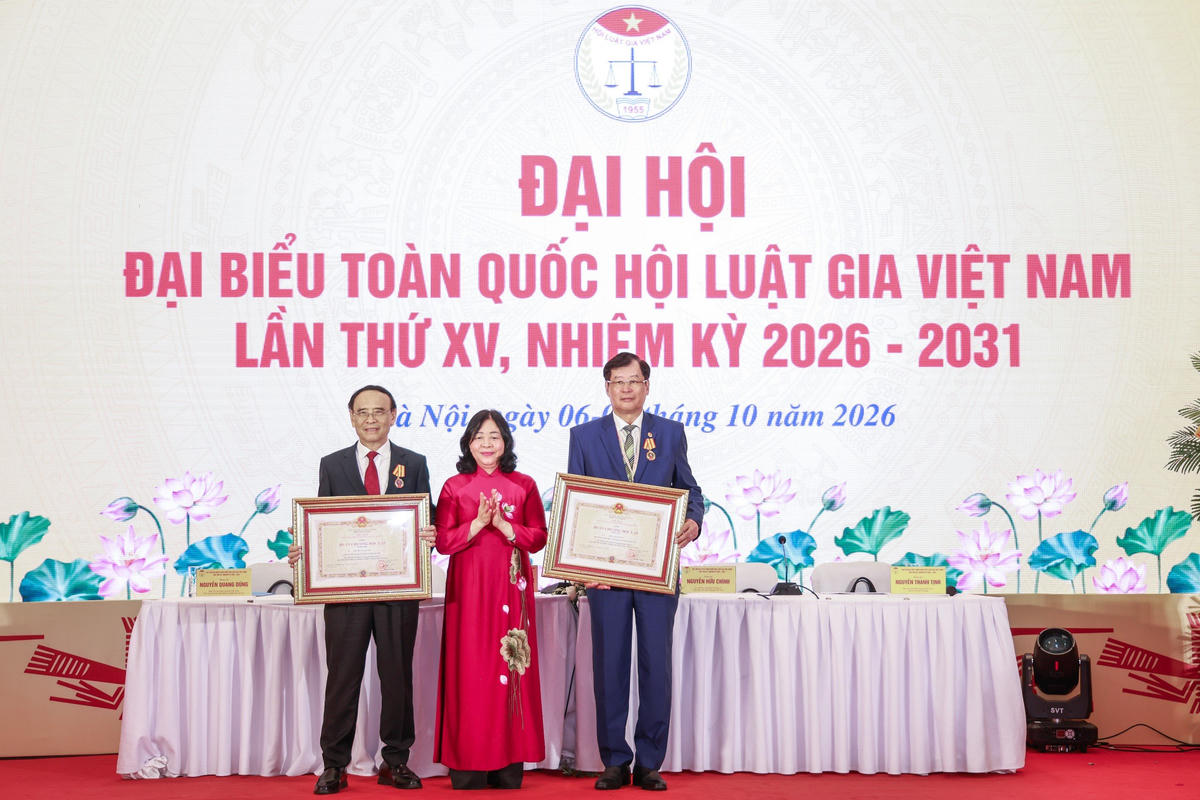 Thay mặt lãnh đạo Đảng, Nhà nước, bà Bùi Thị Minh Hoài - Ủy viên Bộ Chính trị, Bí thư Trung ương Đảng, Chủ tịch Ủy ban Trung ương MTTQ Việt Nam trao tặng Huân Chương Độc lập hạng Nhì cho ông Nguyễn Văn Quyền - nguyên Chủ tịch Hội Luật gia Việt Nam; Huân chương Độc lập hạng Ba cho ông Trần Công Phàm - Phó Chủ tịch Hội Luật gia Việt Nam. Ảnh: Quang Vinh