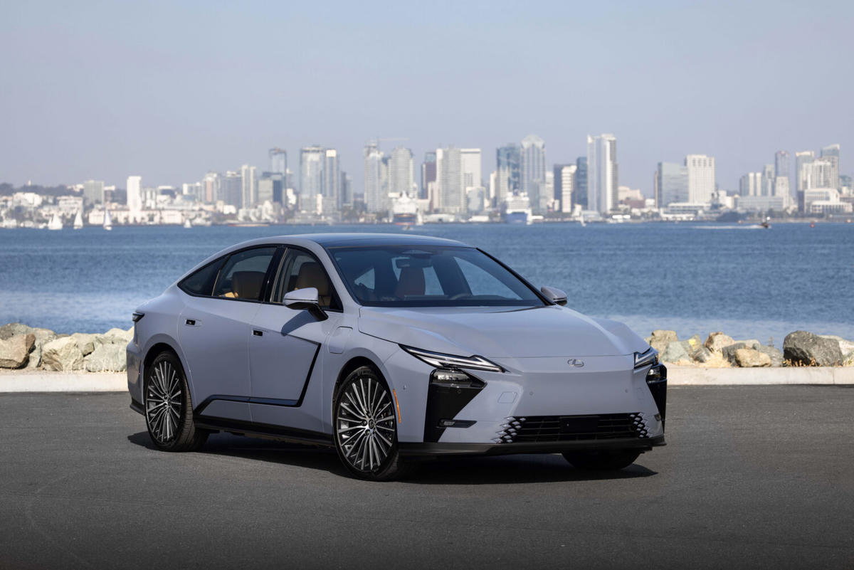 Lexus ES thế hệ mới lần đầu có xe thuần điện