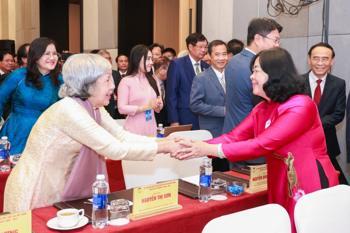 Ủy viên Bộ Chính trị, Bí thư Trung ương Đảng, Chủ tịch Ủy ban Trung ương MTTQ Việt Nam Bùi Thị Minh Hoài cùng các đại biểu dự đại hội. Ảnh: Quang Vinh