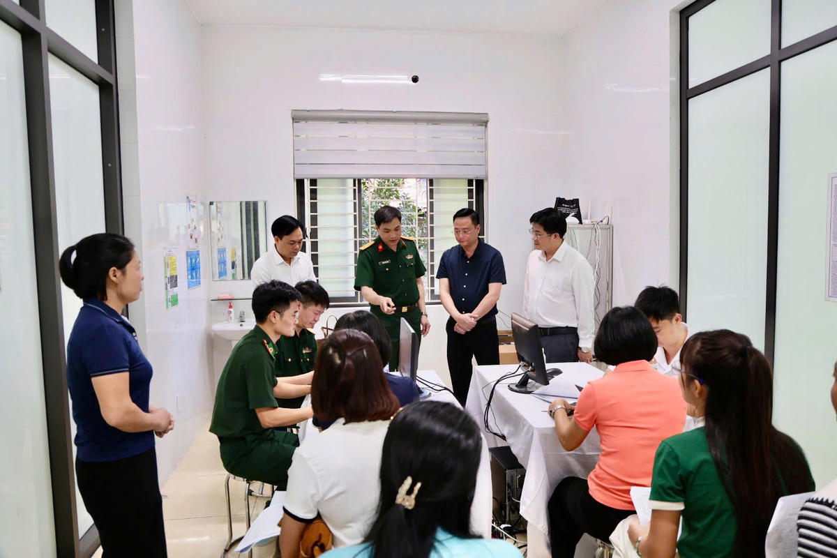 Xã Tam Hưng phối hợp với Bệnh viện Quân y 103 – Học viện Quân y khám sức khỏe định kỳ, khám sàng lọc miễn phí cho người dân. 
