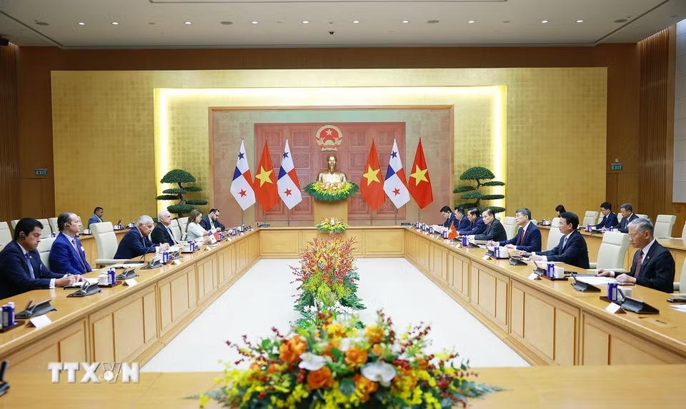 Thủ tướng Lê Minh Hưng hội kiến Tổng thống Cộng hòa Panama José Raúl Mulino. (Ảnh: Dương Giang/TTXVN)