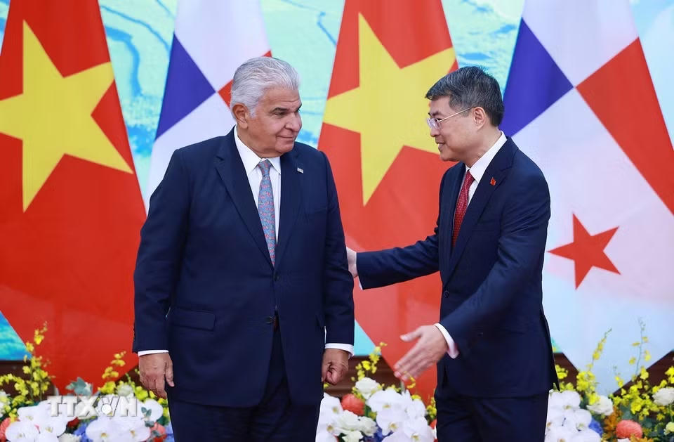 Thủ tướng Lê Minh Hưng và Tổng thống Cộng hòa Panama José Raúl Mulino. (Ảnh: Dương Giang/TTXVN)