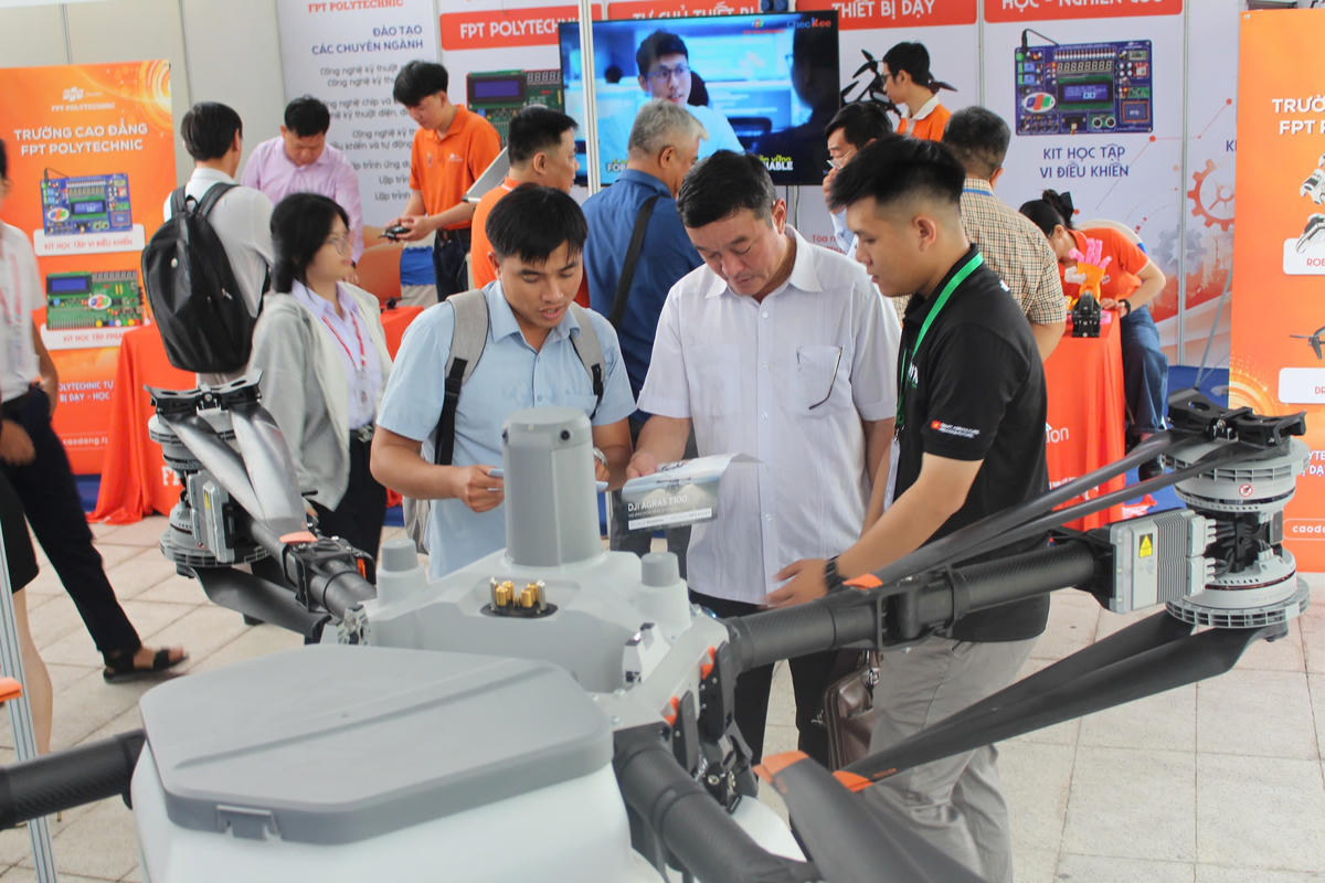 Các thiết bị bay không người lái được giới thiệu ở ngày hội. Ảnh: Đ.Xá.