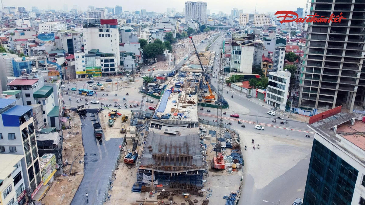 Sau nhiều tháng thi công, hình hài cầu vượt đã dần rõ nét với hệ thống mố, trụ và các kết cấu đang được hoàn thiện. Các đơn vị thi công tổ chức nhiều mũi làm việc, từ lắp đặt kết cấu dầm đến triển khai các hạng mục phụ trợ.