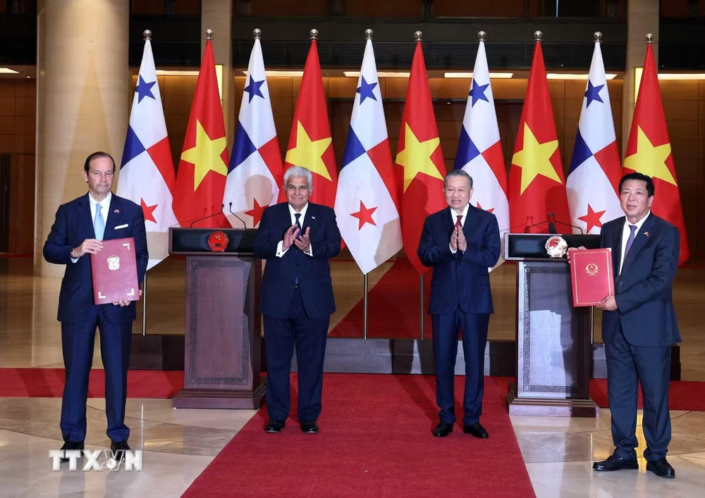ttxvn_tong-bi-thu-chu-tich-nuoc-to-lam-va-tong-thong-cong-hoa-panama-jose-raul-mulino-chung-kien-le-trao-cac-van-kien-hop-tac-giua-2-nuoc-9069588.jpg