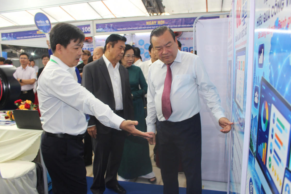 Lãnh đạo tỉnh Tây Ninh tham quan các gian hàng ở ngày hội. Ảnh: Đ.Xá.