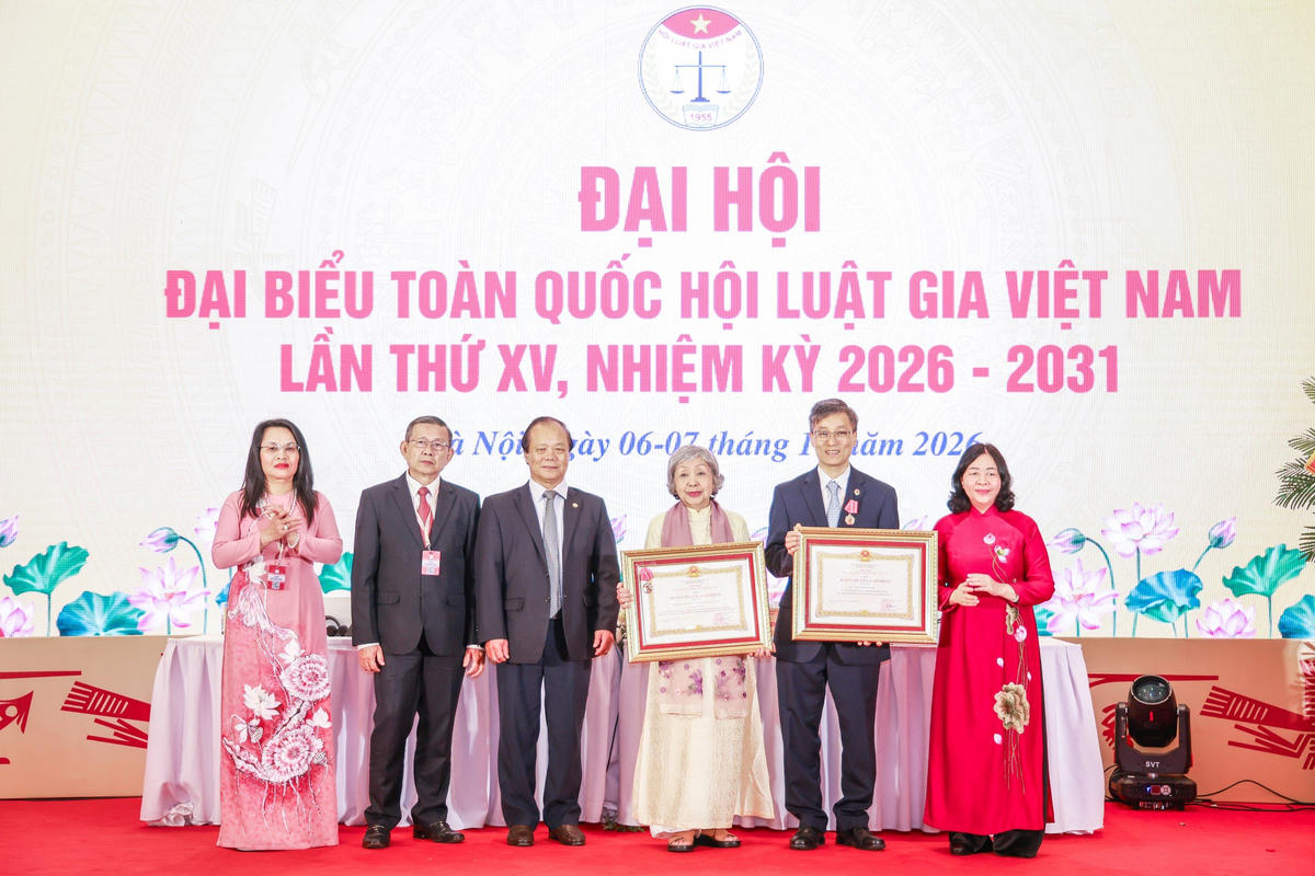 Chủ tịch UBTƯ MTTQ Việt Nam Bùi Thị Minh Hoài  trao tặng Huân Chương Lao động hạng Ba cho Viện Pháp lý và Kinh doanh quốc tế; trao tặng Huân Chương Lao động hạng Ba cho ông Nguyễn Khánh Ngọc, nguyên Thứ trưởng Bộ Tư pháp, Chủ tịch Hội Luật gia Việt Nam 