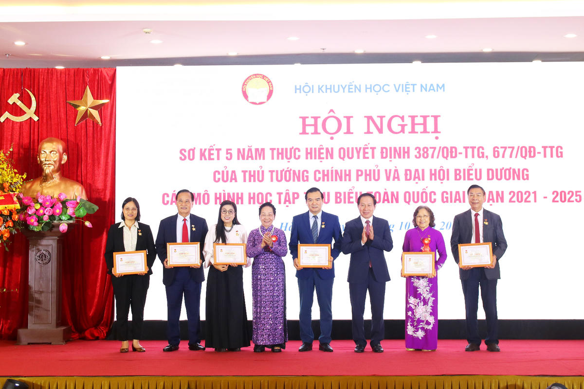 Phó Thủ tướng Chính phủ Lê Tiến Châu và Chủ tịch Hội Khuyến học Việt Nam Nguyễn Thị Doan trao Kỷ niệm chương cho các tập thể, cá nhân có nhiều đóng góp cho sự nghiệp khuyến học.