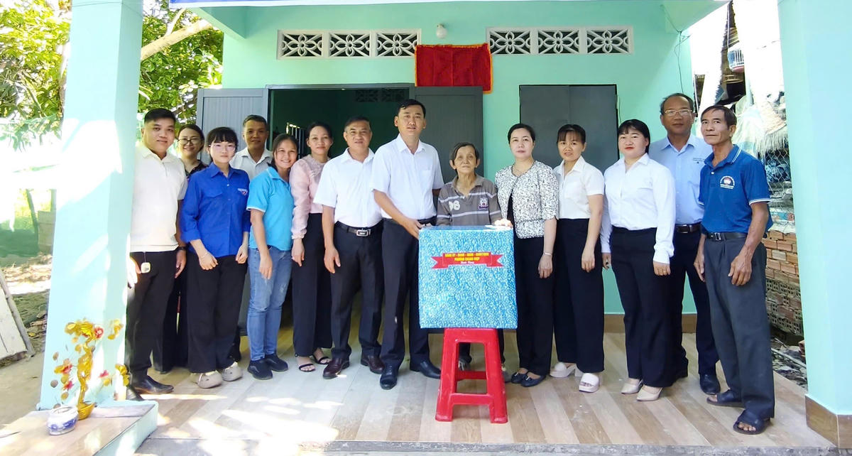 Trao nhà đại đoàn kết và hỗ trợ người nghèo tại phường Chánh Hiệp (TPHCM). 	Ảnh: Q.Đ
